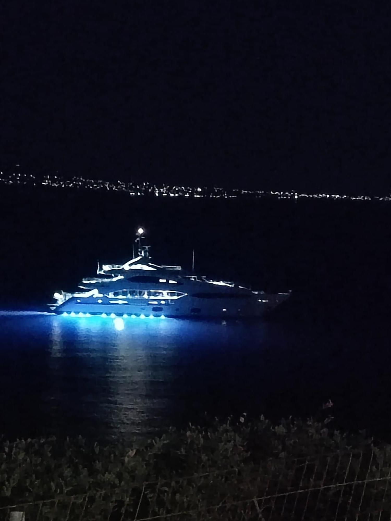 Forever Blue سالاميس المظهر الخارجي الصورة
